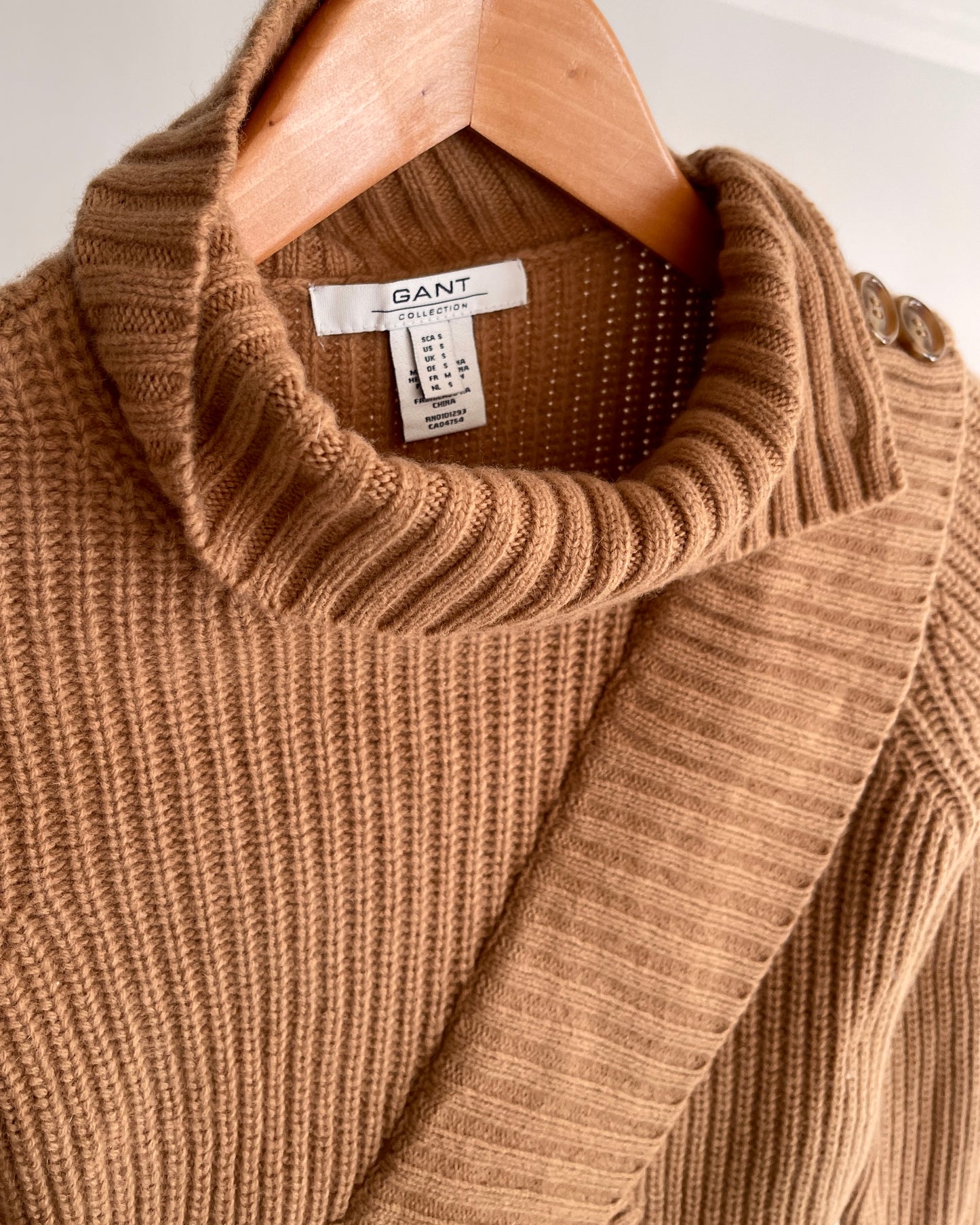 GANT Wool-Cashmere Blend Sweater – Camel Brown