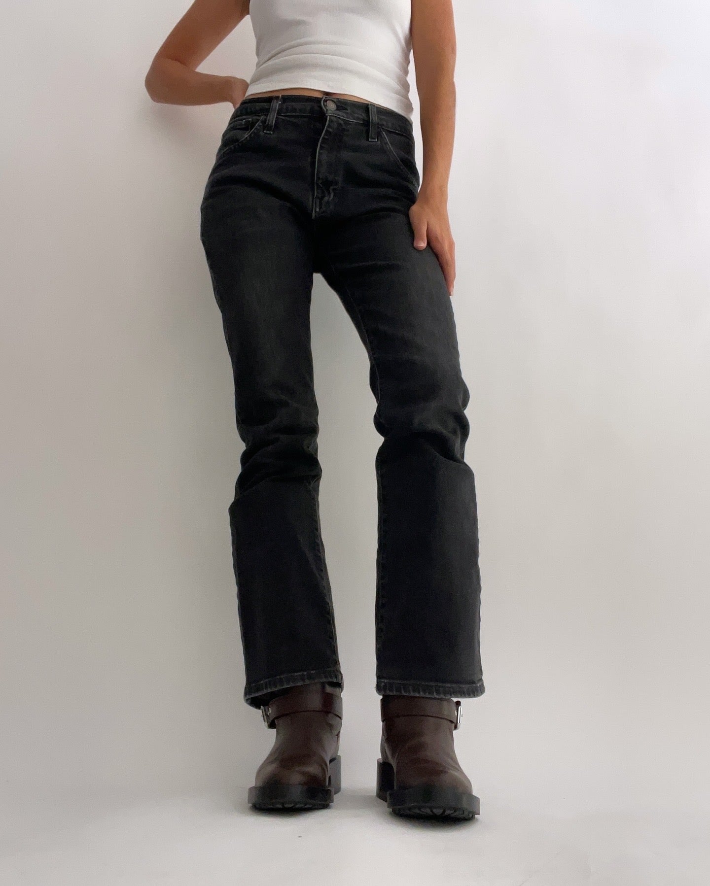 LEVIS- mid-waist dark gray jeans